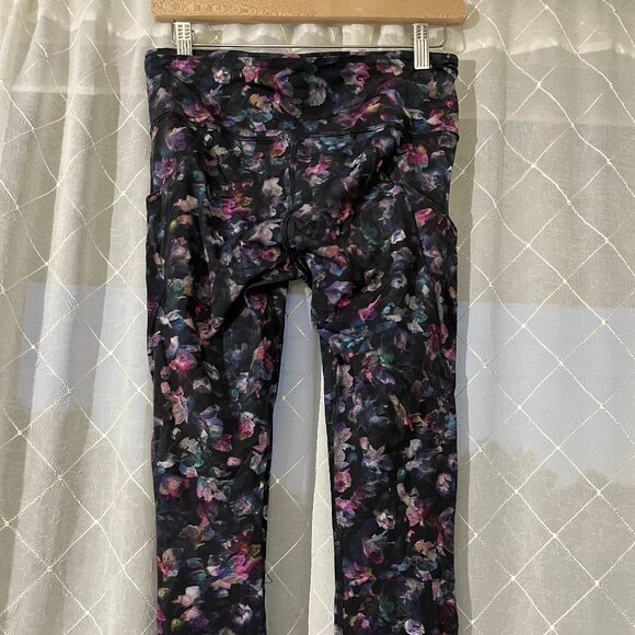 Black floral lululemon leggings size 8 - Picture 4 of 8